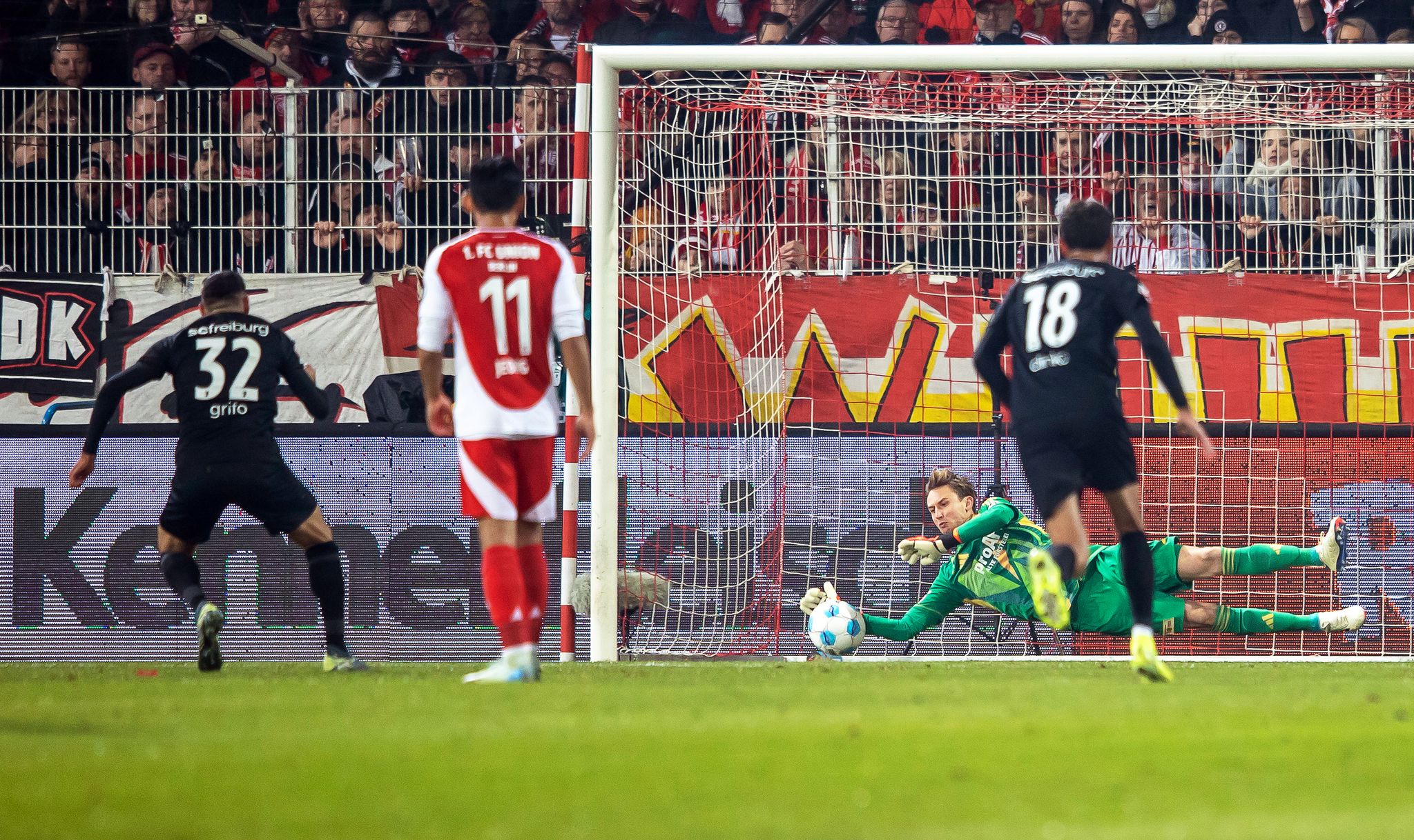 Union Berlin hält dank Rönnow stand, Freiburg bleibt sieglos