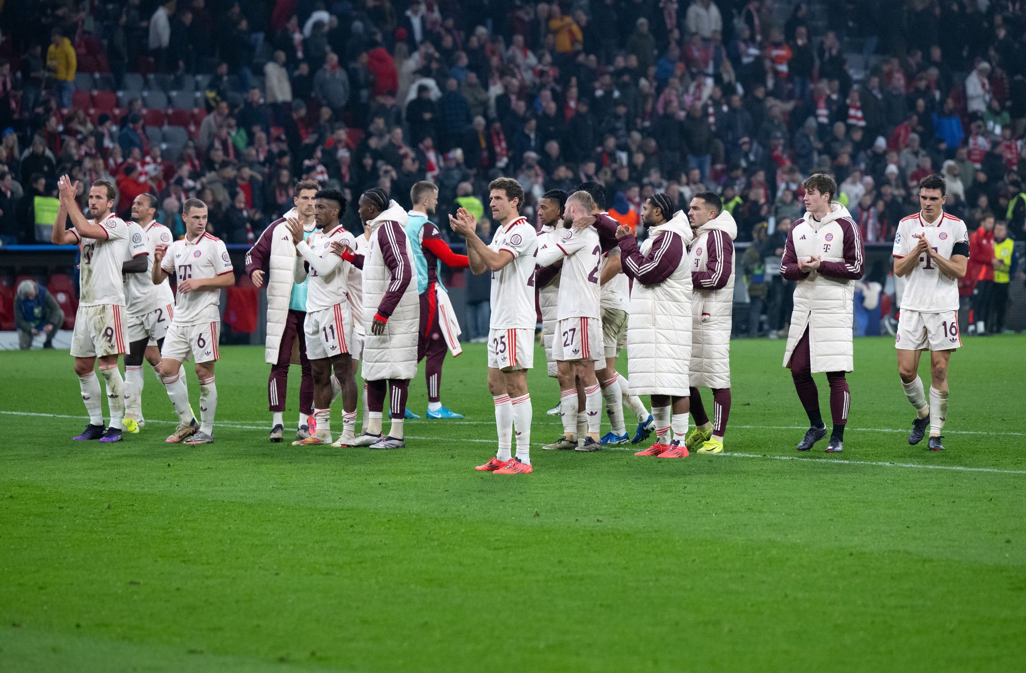 Bayern München siegt 1:0 gegen Benfica Lissabon,Neuer Gamechanger Sané dreht das Spiel für die Münchner und Musiala trifft erneut per Kopf.