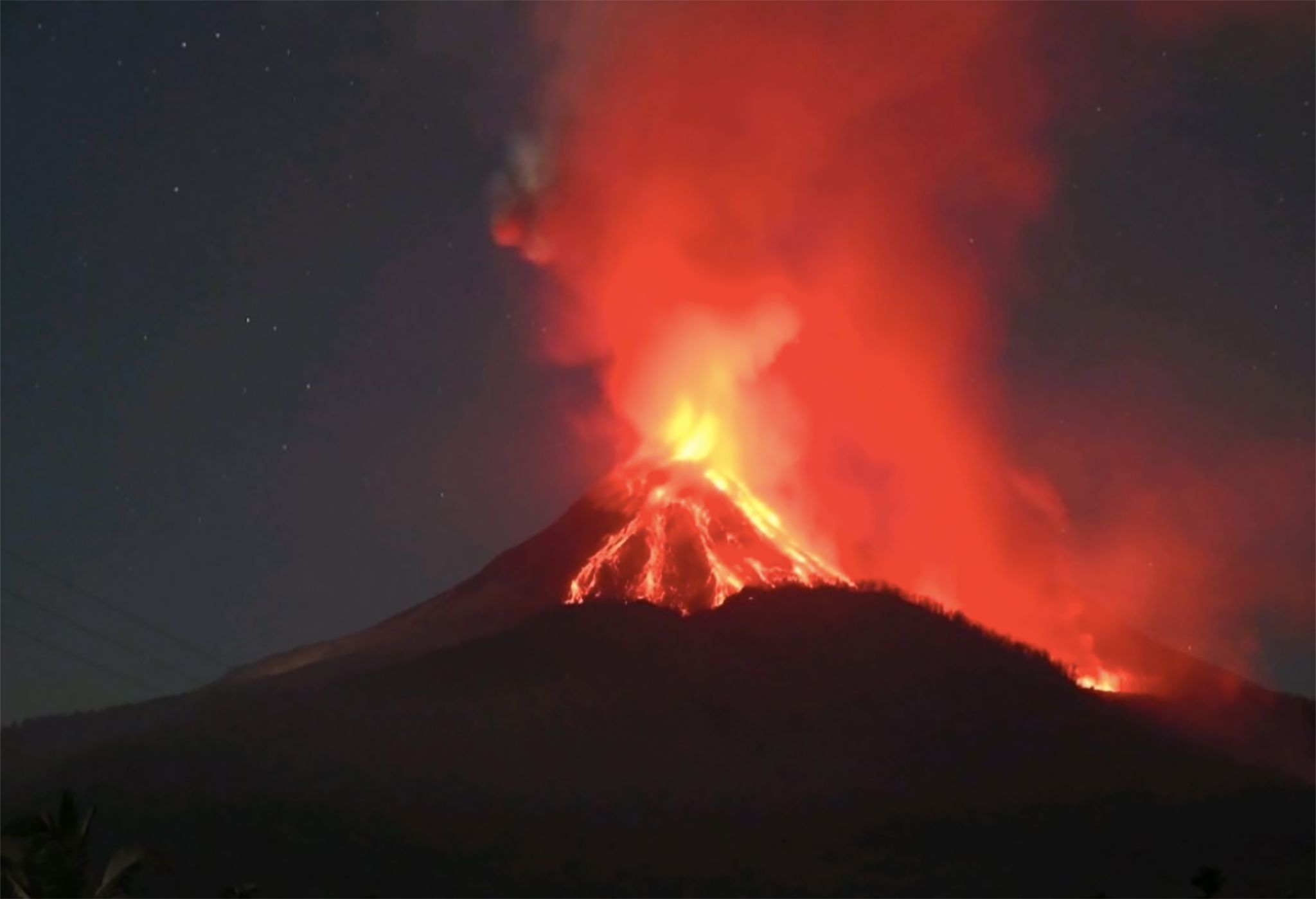 Vulkanausbruch in Indonesien: Internationale Flüge betroffen