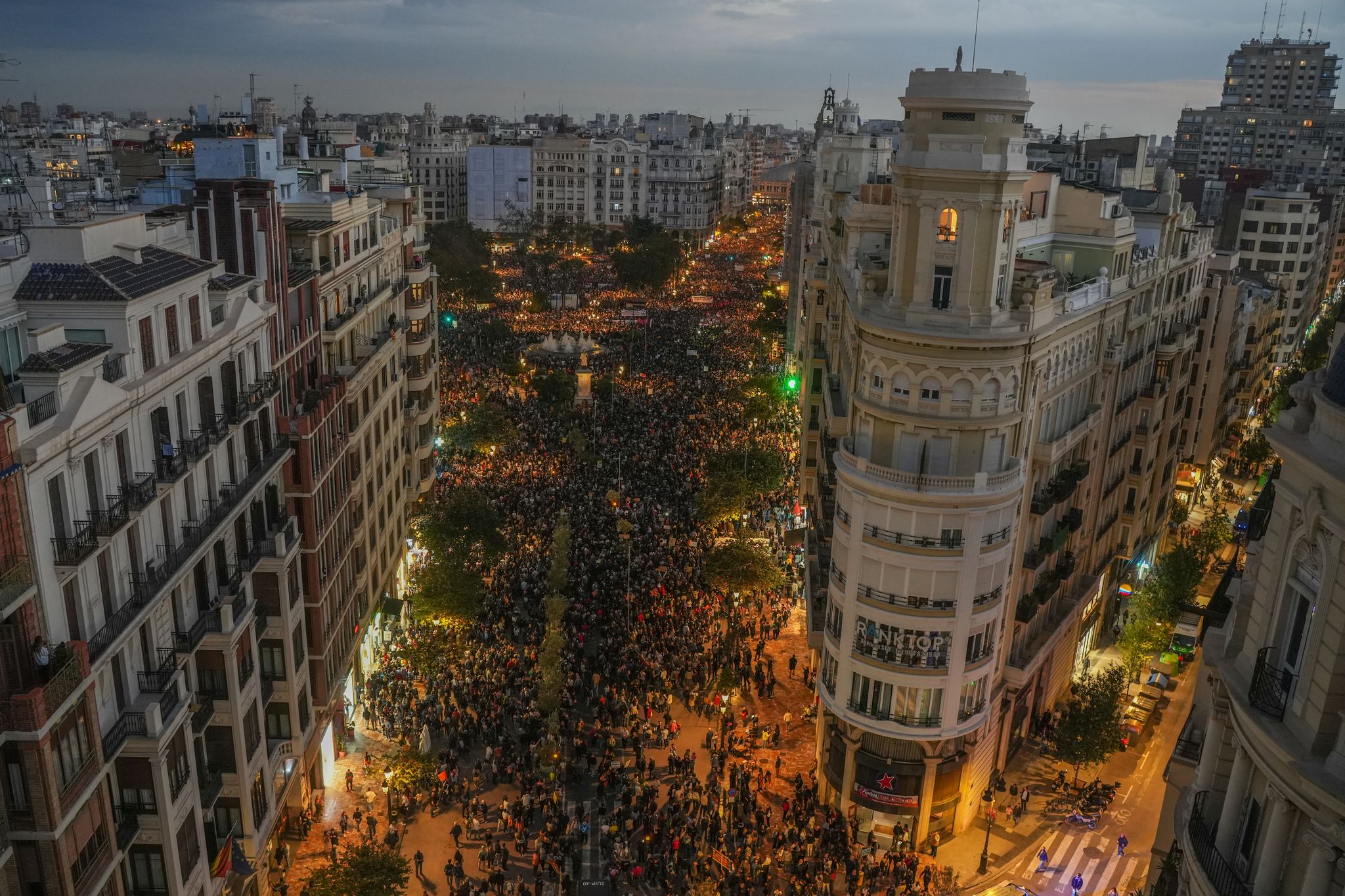 130.000 protestieren in Valencia gegen Flut-Missmanagement