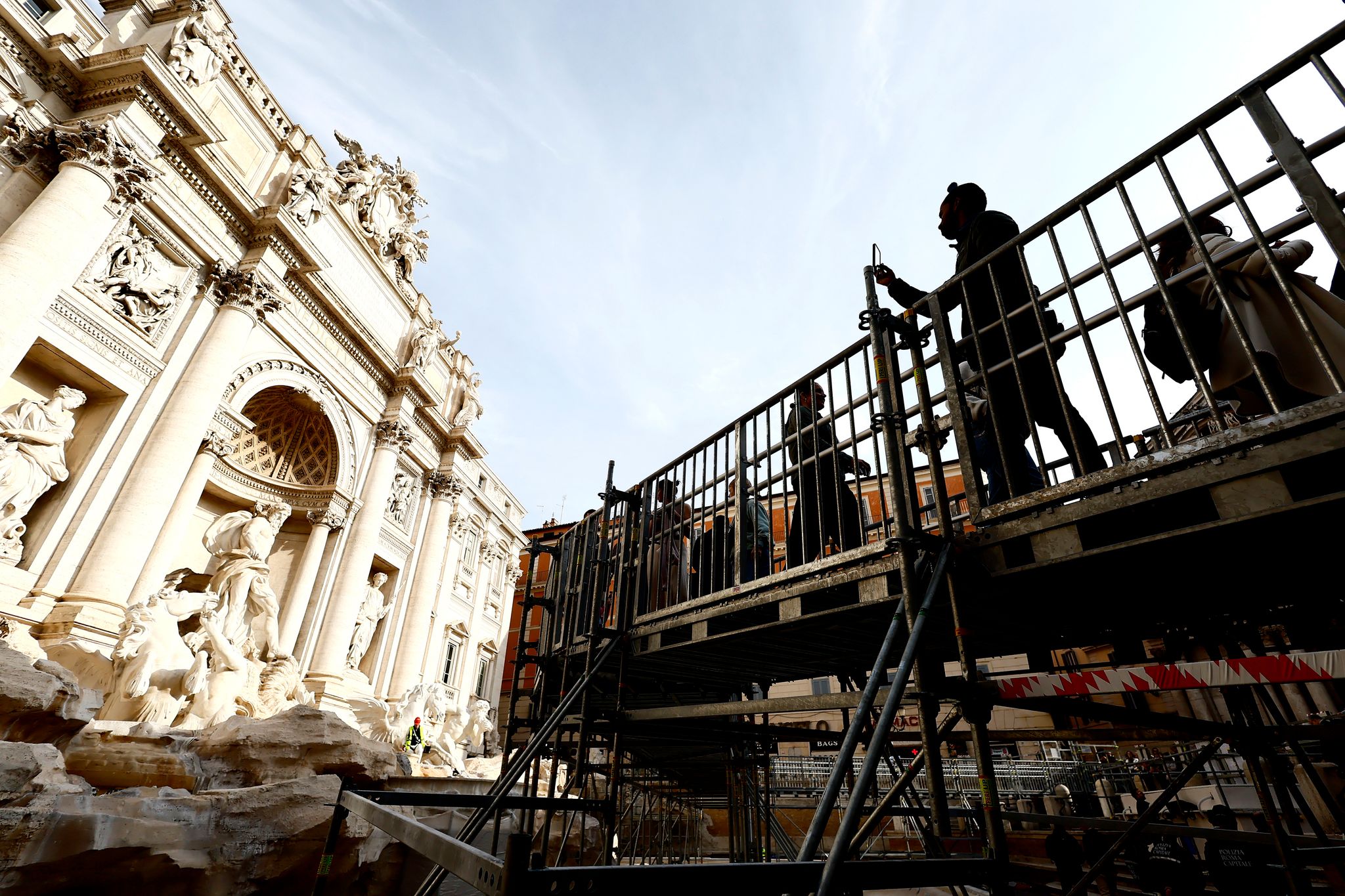 Ungewöhnliche Aussicht: Trevi-Brunnen über Steg begehbar