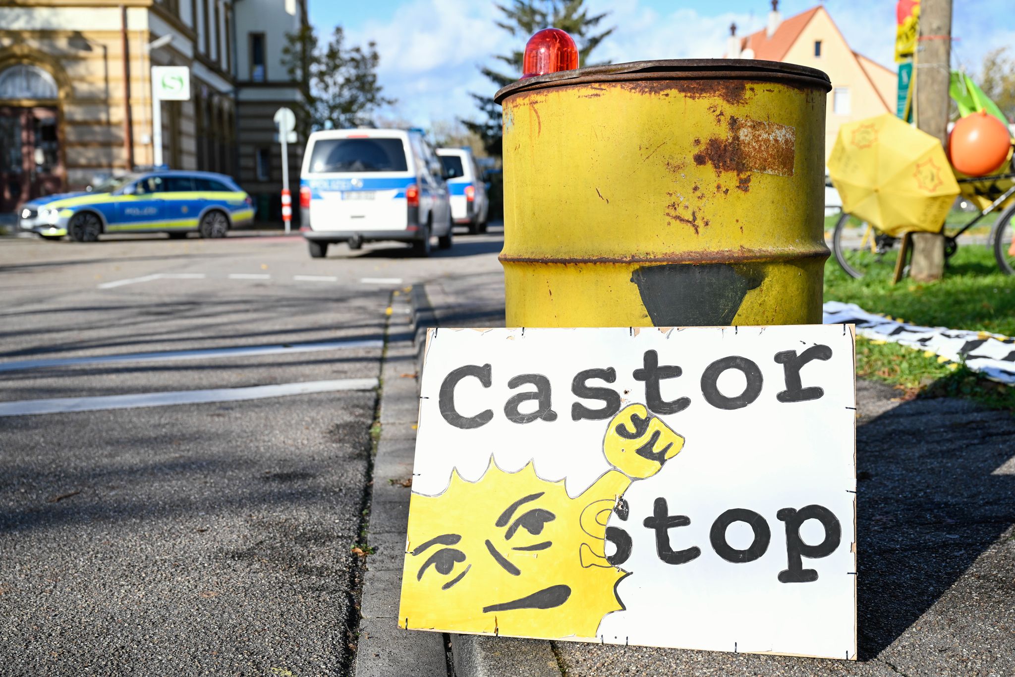 Nach vier Jahren: Ein Castor-Zug rollt durch Deutschland