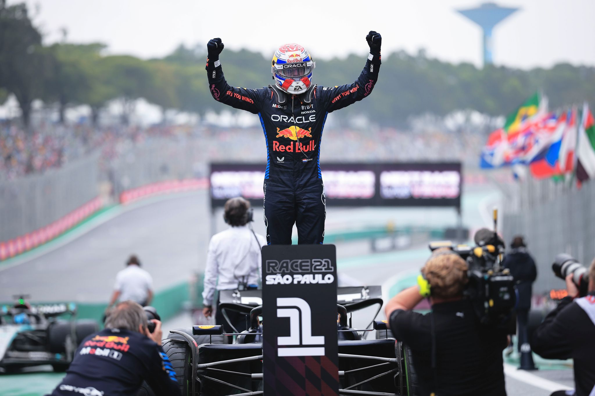 Max Verstappen triumphiert in Brasilien mit meisterhaftem Überholmanöver