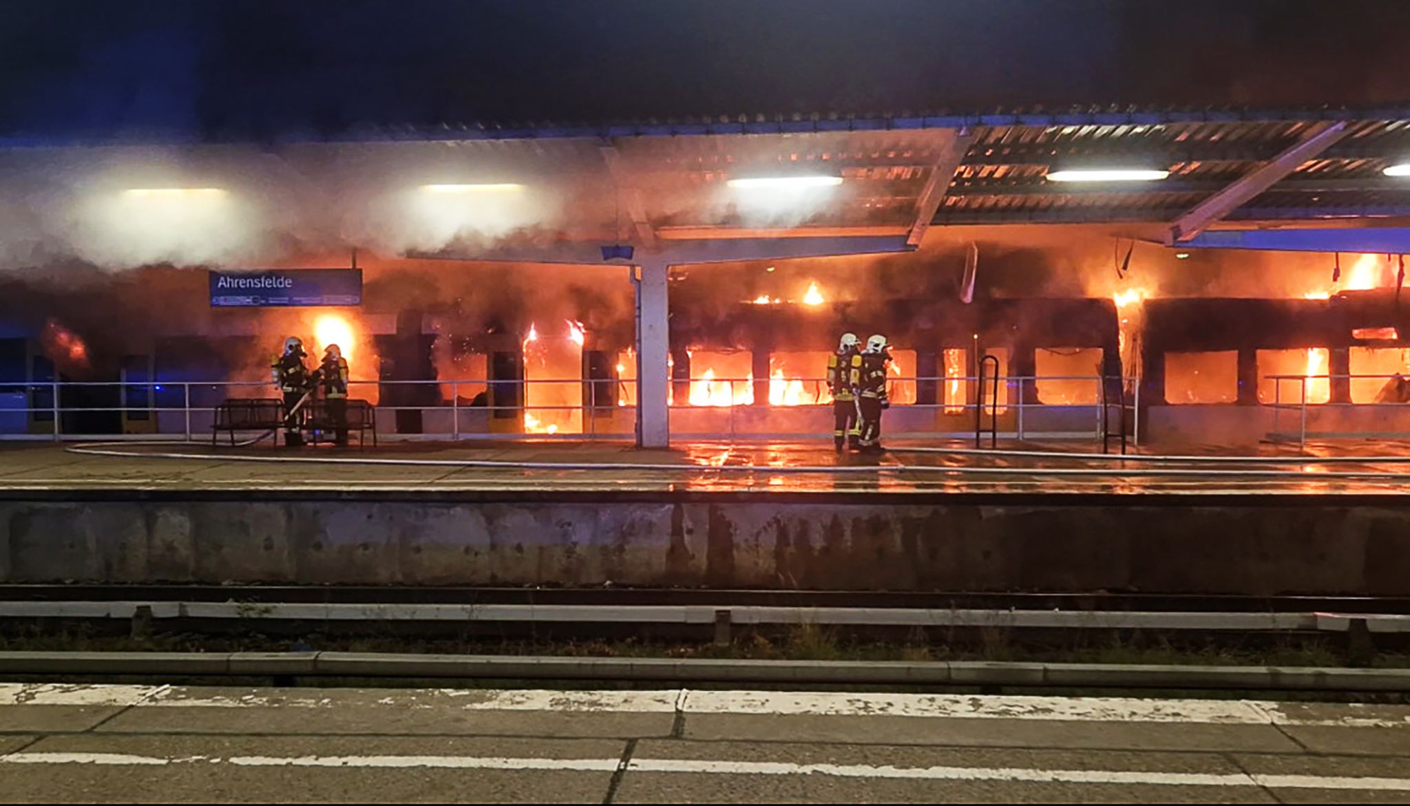 Zug in Berliner Bahnhof Ahrensfelde in Flammen, Feuerwehr im Einsatz