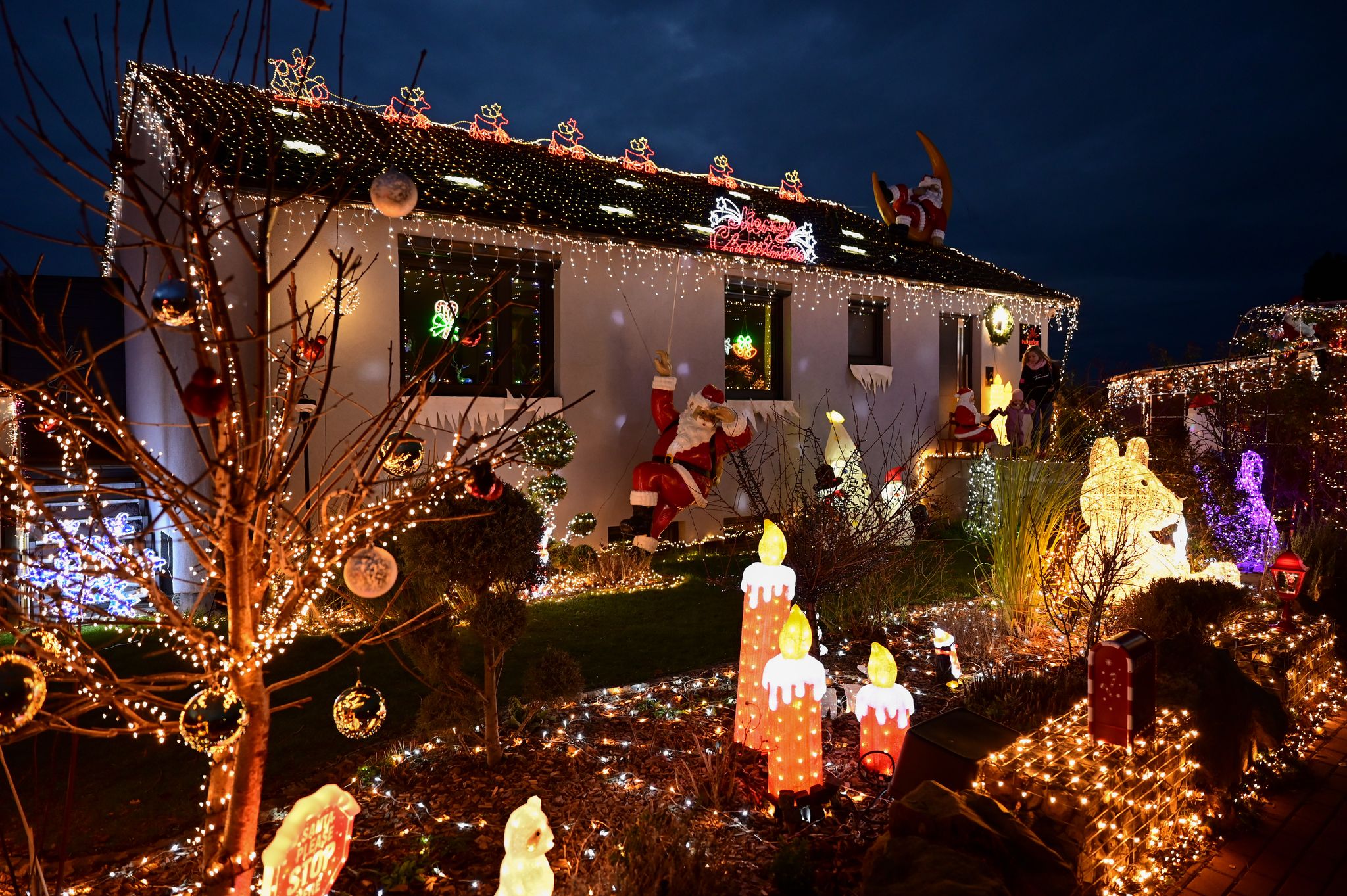 Weihnachtshäuser in Deutschland erstrahlen im Lichterglanz