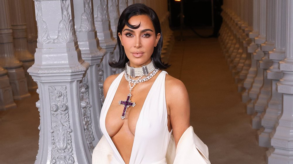 Kim Kardashian trägt Dianas legendäres Kreuz bei LACMA-Gala