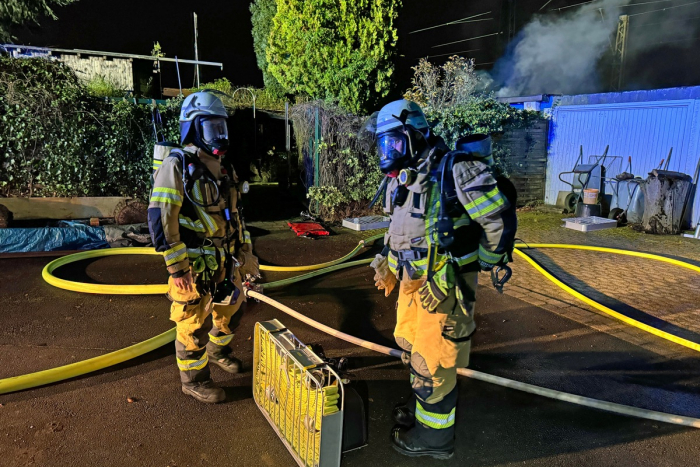 Oberleitung: Gartenlaubenbrand neben Bahnlinie