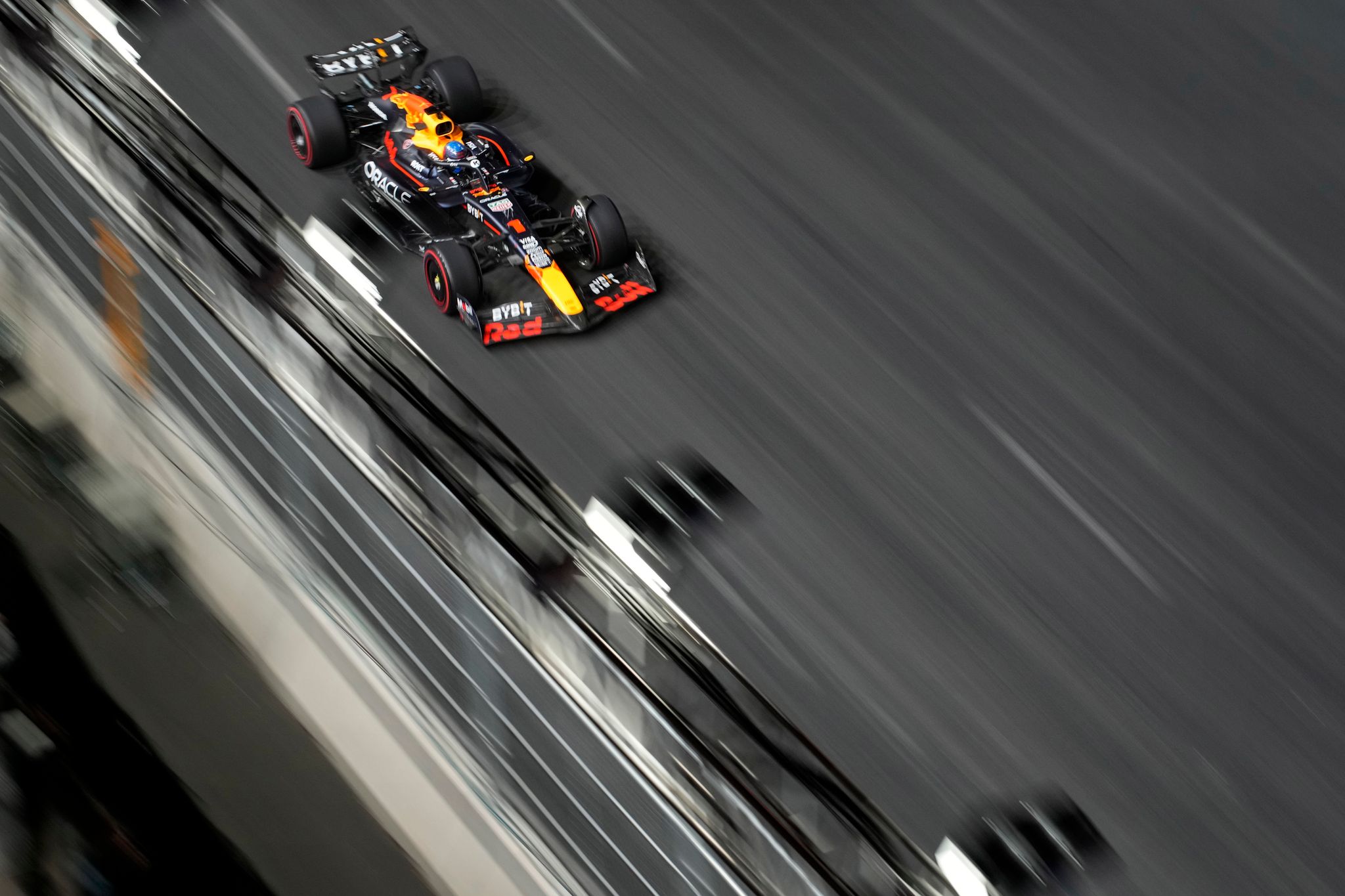 Verstappen kämpft in Las Vegas mit Problemen, Norris auf der Jagd nach Hamilton