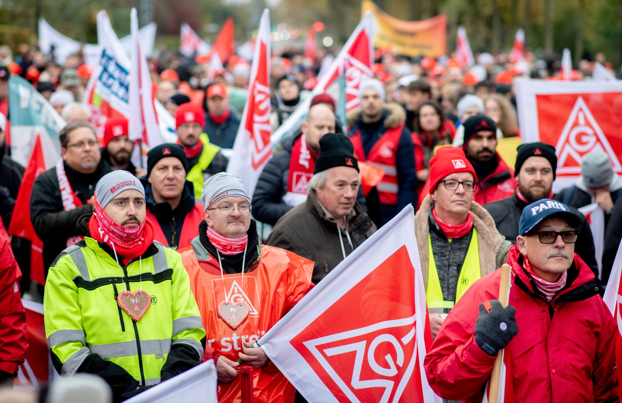 Arbeitgeber und IG Metall streben Tarifeinigung an