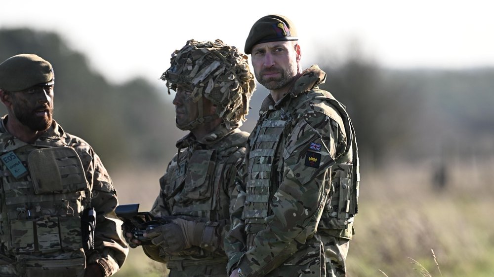 Prinz William inspiziert Militärübungen in Salisbury Plain