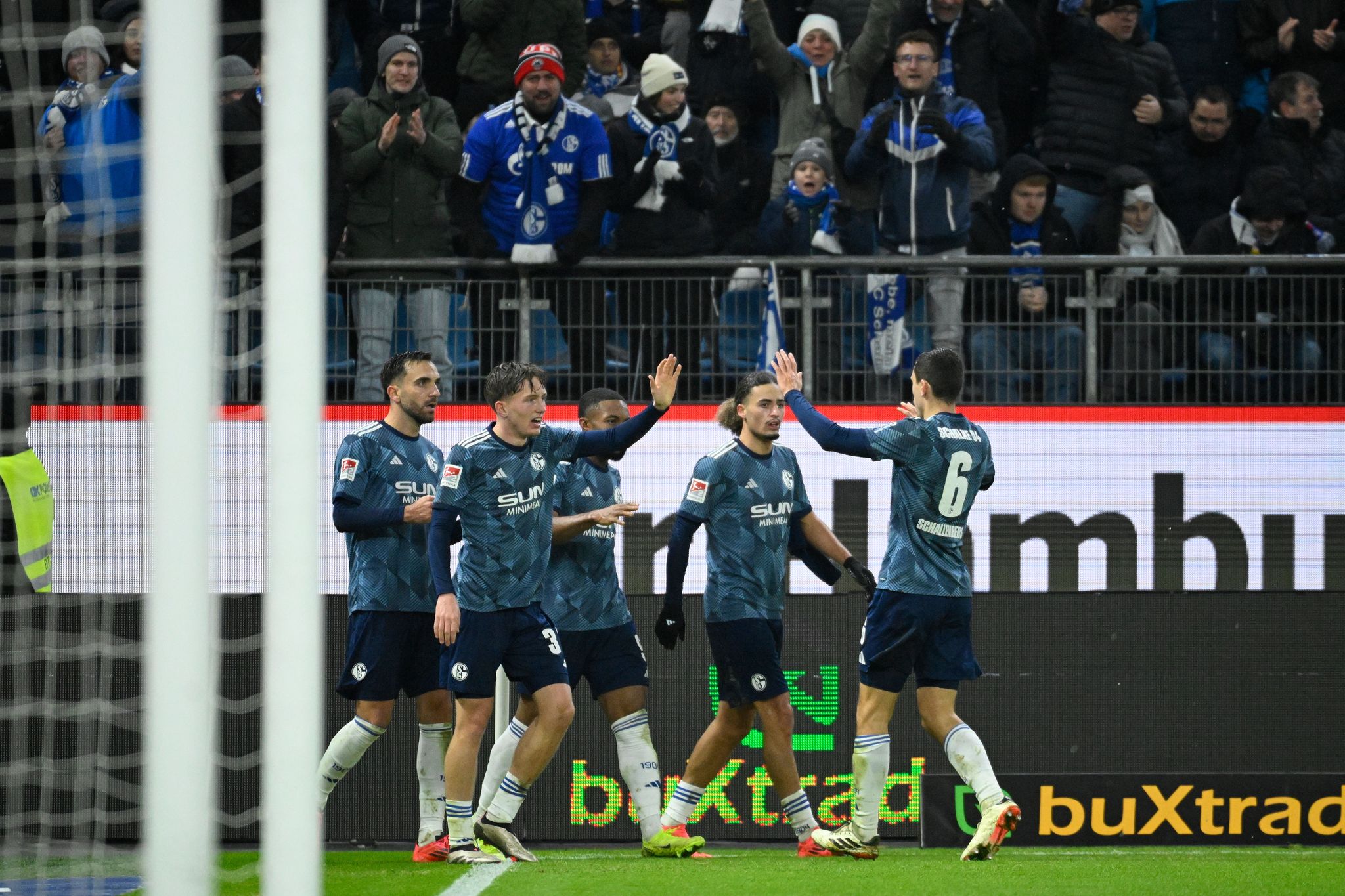 Schalke 04 erkämpft Punkt bei kriselndem HSV