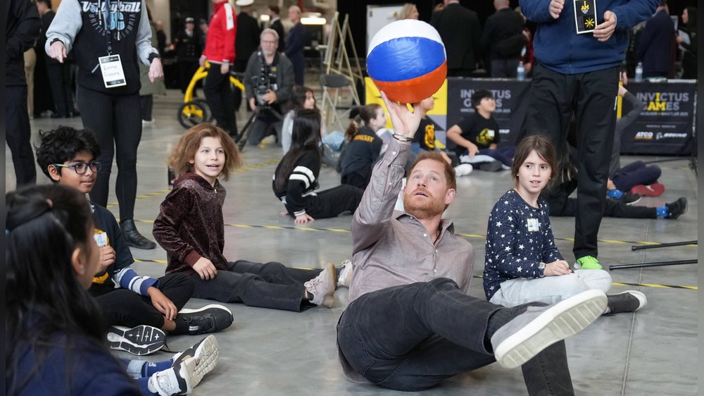 Sportlich: Prinz Harry spielt in Vancouver mit Schülern Sitzvolleyball