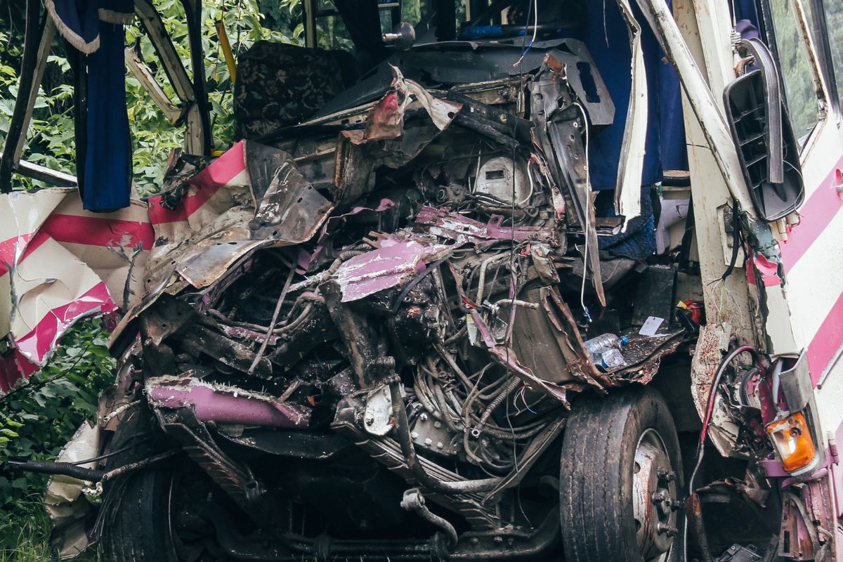 Hochzeit endet in Tragödie: Bus mit Gästen stürzt  in Fluss – nur die Braut überlebt