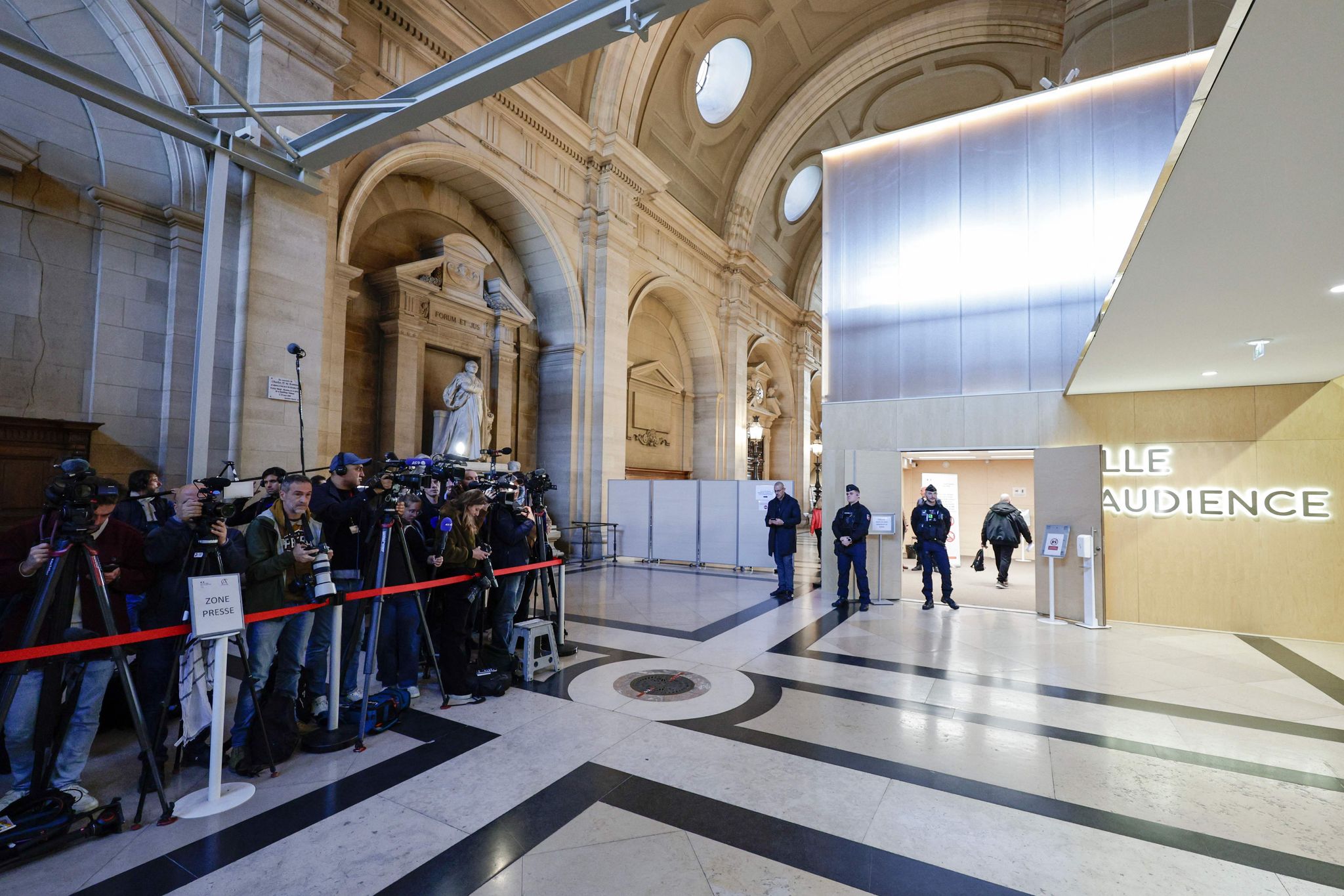 Prozess um Mord an Lehrer Samuel Paty in Paris gestartet