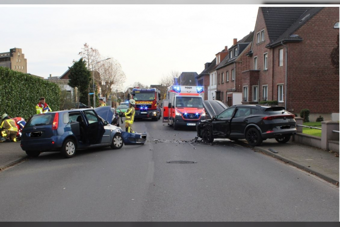 Neuss: Frontalunfall mit Schwerverletzten