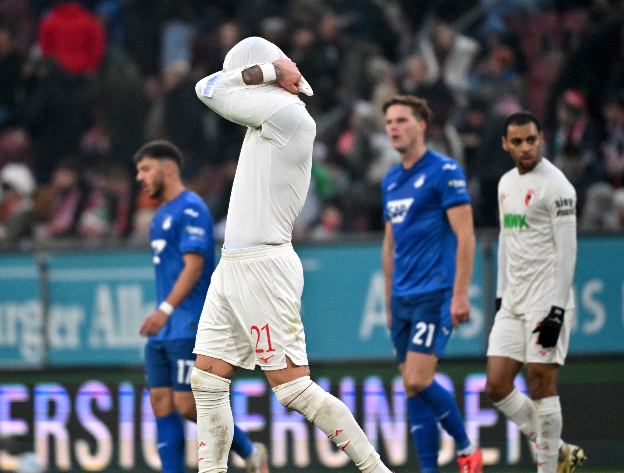Glanzparade von Baumann: Hoffenheim rettet Remis in Augsburg