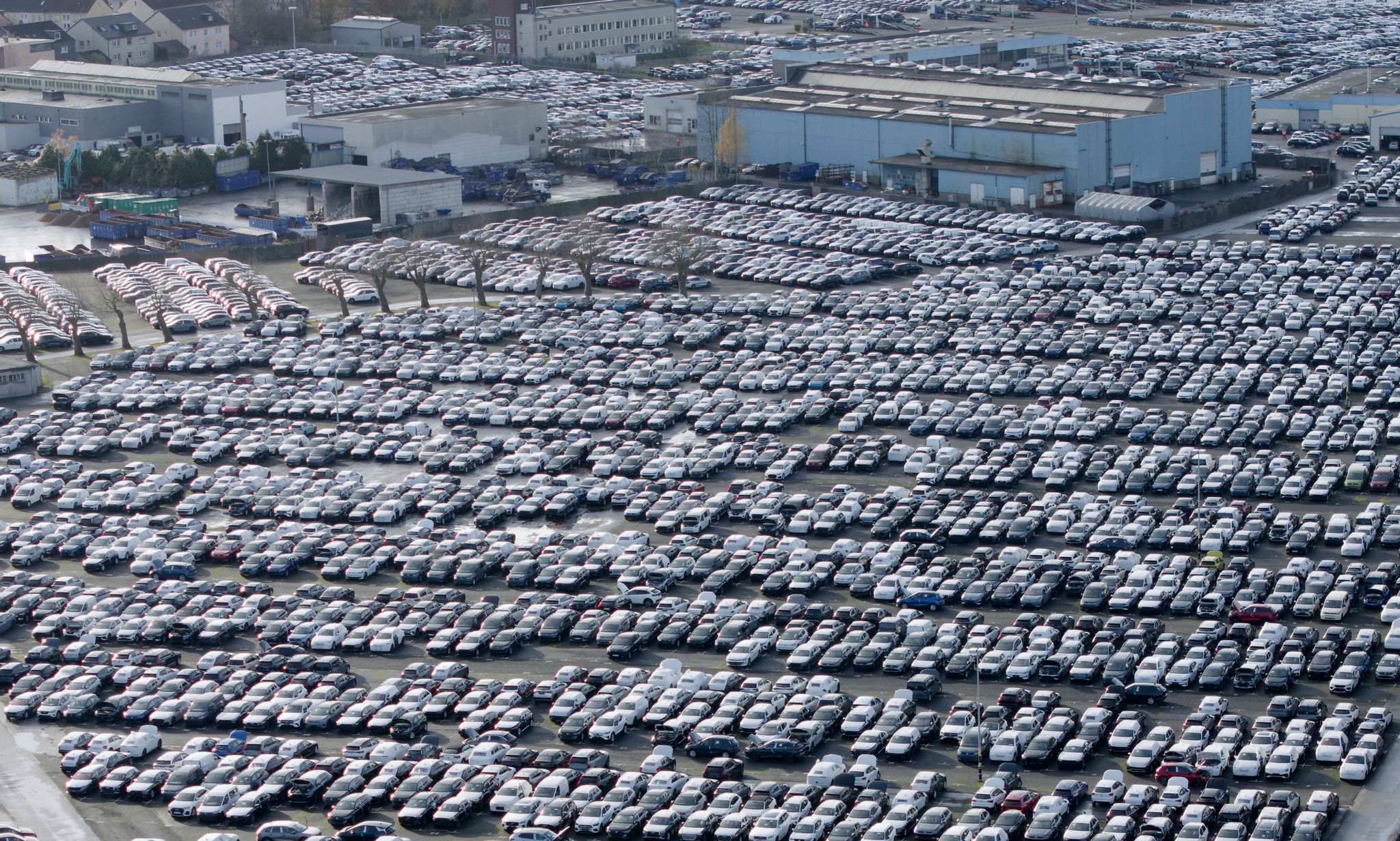 Deutsche Autobauer in der Krise: Gewinneinbruch und Stellenabbau