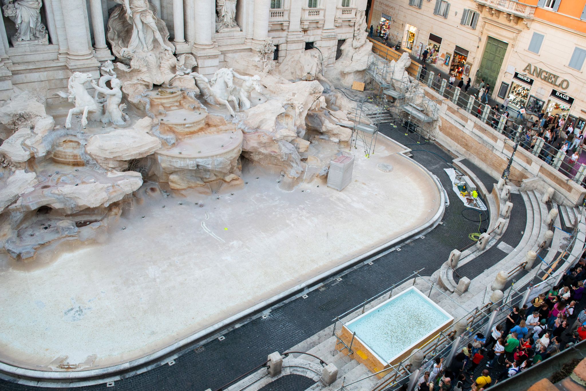 Provisorisches Becken am Trevi-Brunnen sammelt Münzen für Restaurierung