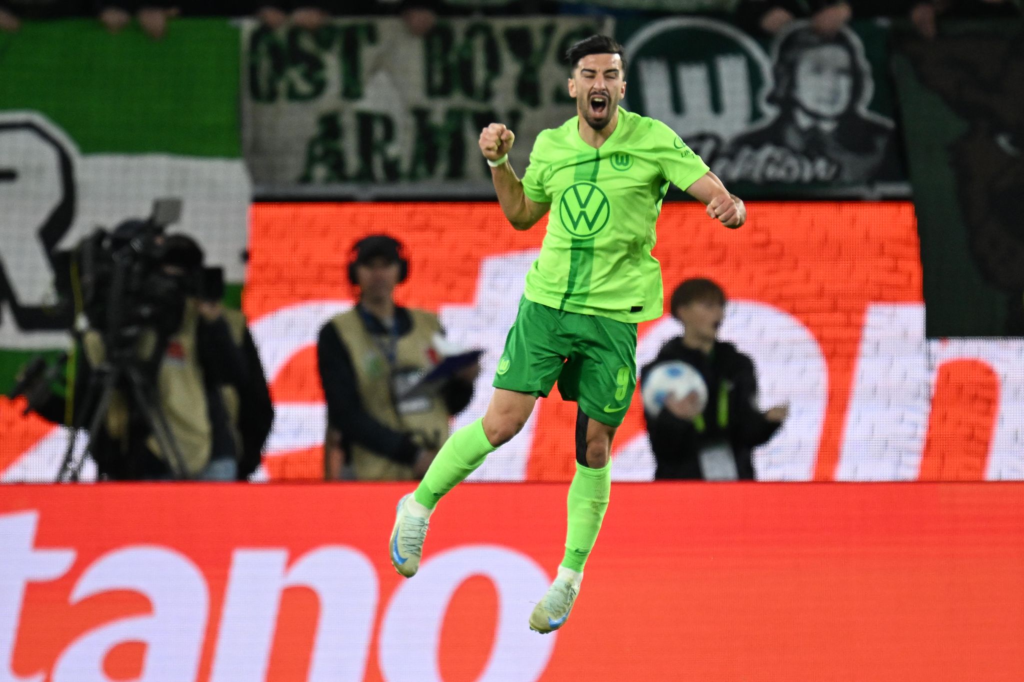 Amoura rettet Wolfsburg vor Niederlage gegen Augsburg