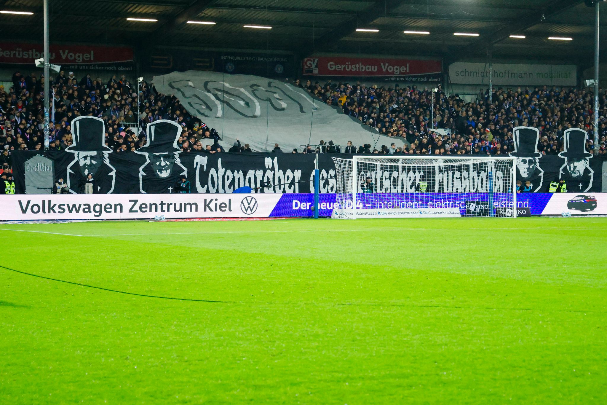 Skandal beim Spiel Holstein Kiel gegen RB Leipzig: Fadenkreuz-Banner sorgt für Aufsehen