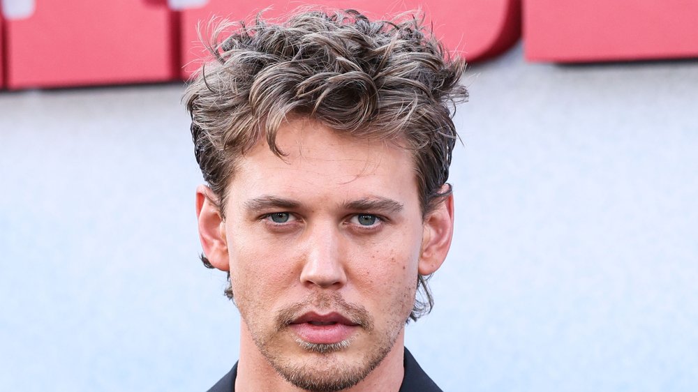 Austin Butler als Patrick Bateman im Gespräch