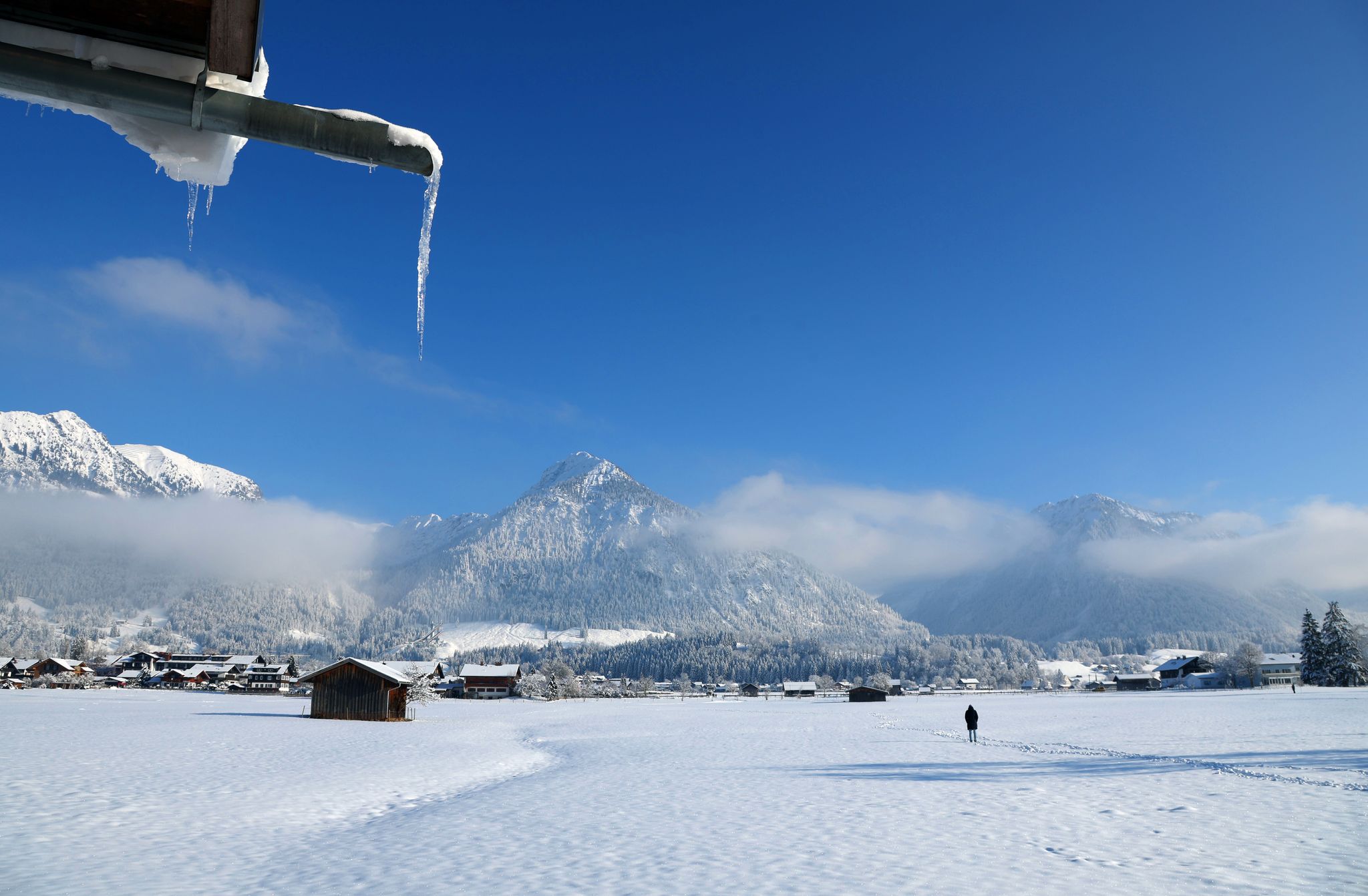 Alpen an Weihnachten dick verschneit