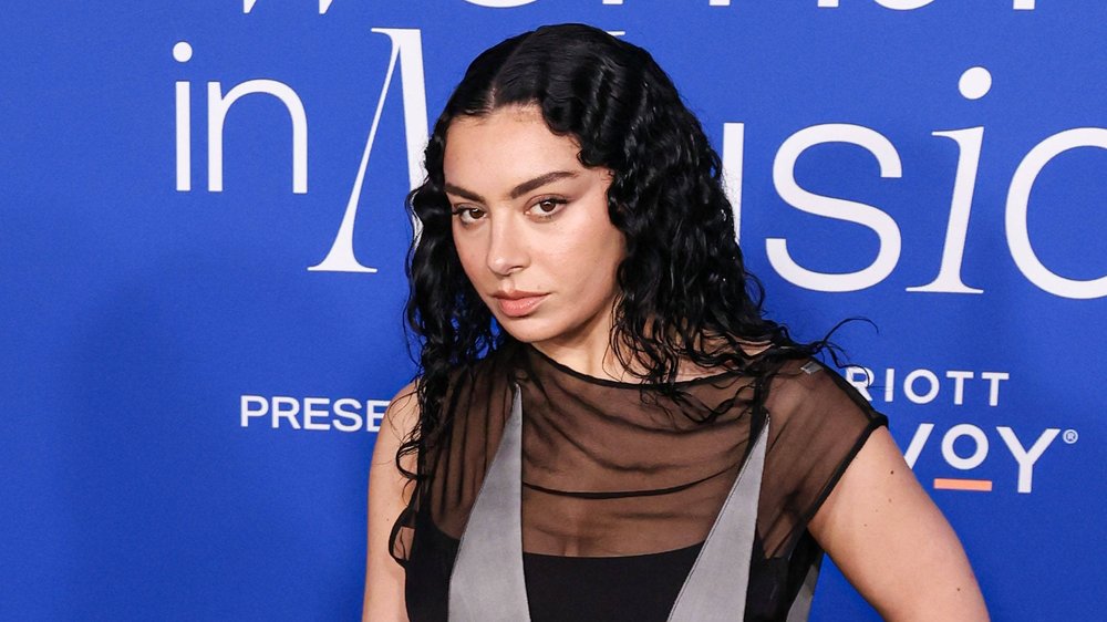 Charli xcx: Auf Tour gehen ist für sie “emotional sehr schwierig”