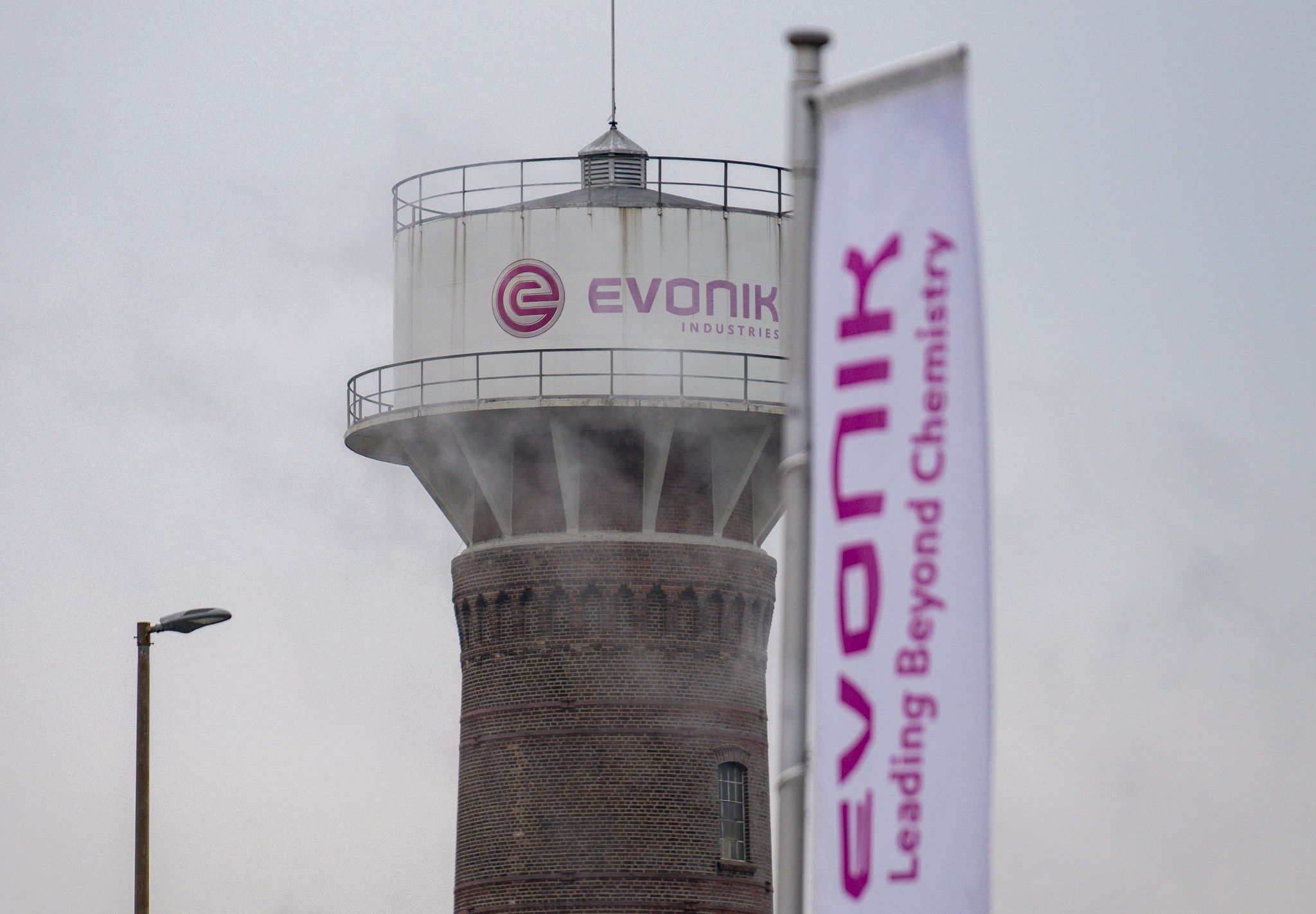 Evonik strafft Konzernstruktur und spart 2.000 Stellen