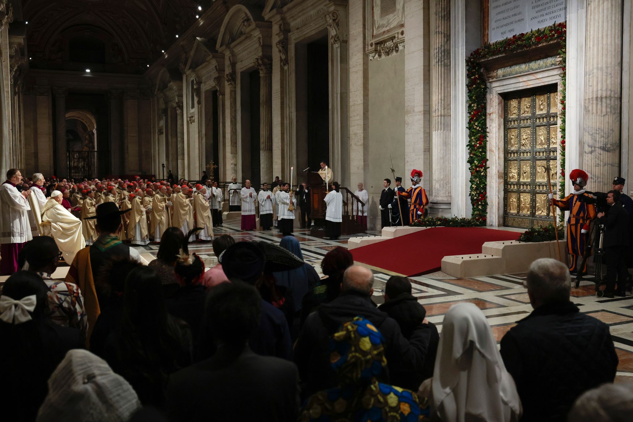 Papst Franziskus eröffnet Heilige Pforte des Petersdoms