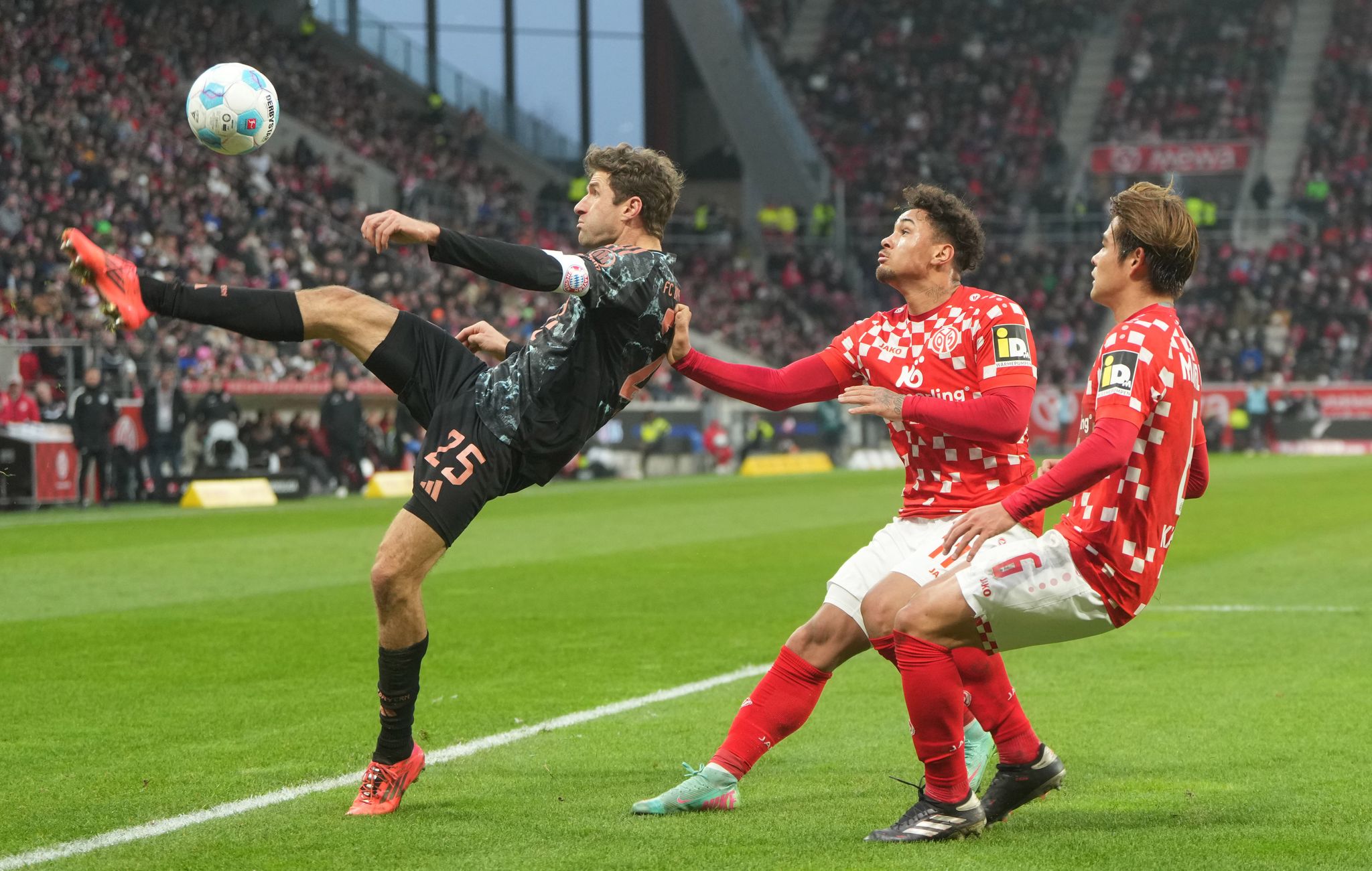 FC Bayern München unterliegt Mainz 05 mit 1:2, Vorsprung auf Leverkusen schrumpft