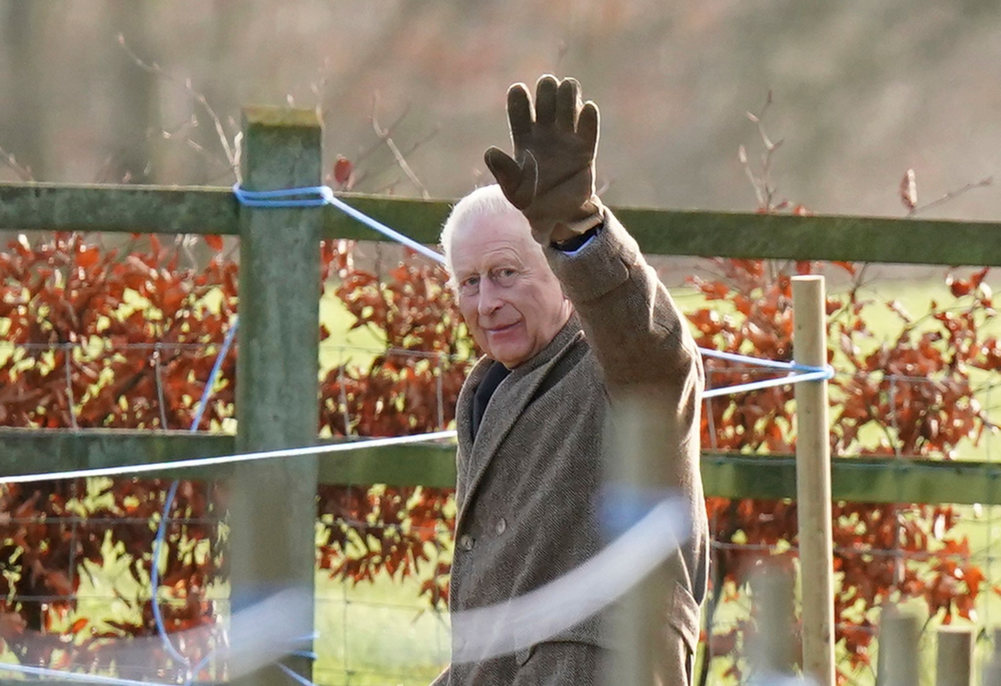 König Charles III. grüßt nach Kirchgang in Sandringham