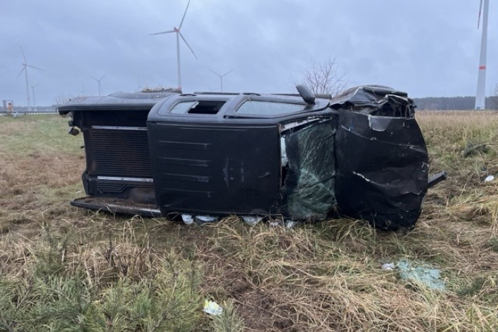 Berlin: Pick-up verunglückt auf A24
