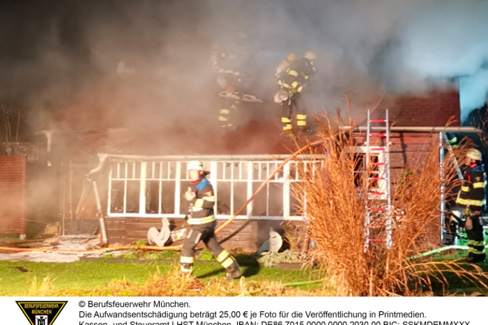 München: Gartenhütte in Flammen