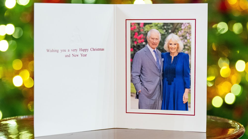 König Charles und Königin Camilla präsentieren schlichte Weihnachtskarte 2024