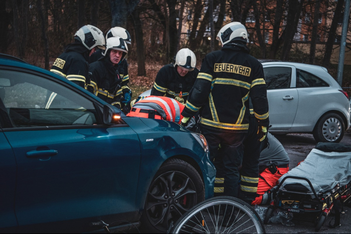 Rostock – Südstadt: Radfahrer unter PKW eingeklemmt