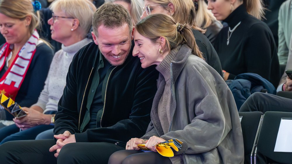 Julian Nagelsmann und Freundin Lena genießen Basketballmatch