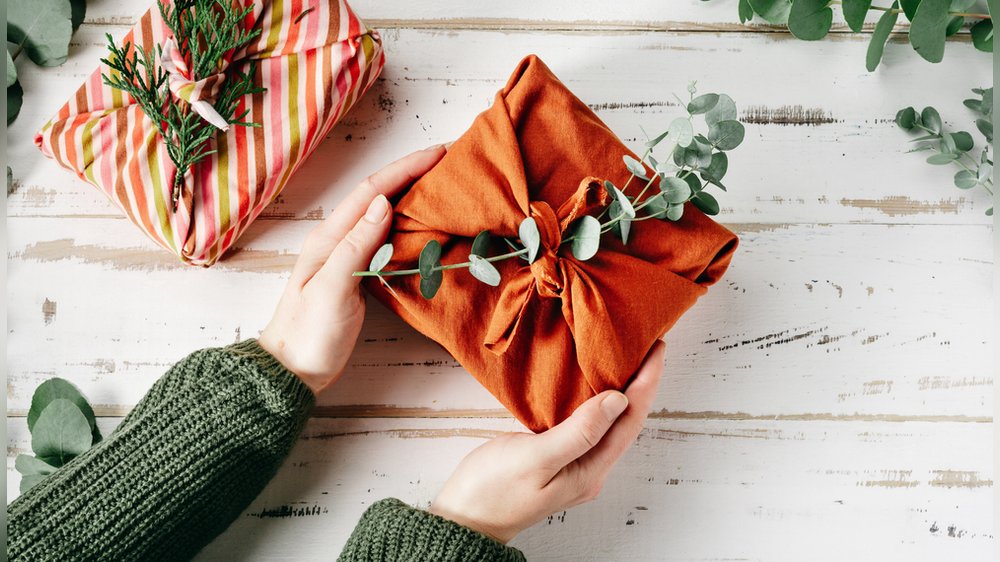 Nachhaltige Geschenkverpackung: Kreative Alternativen zum klassischen Papier