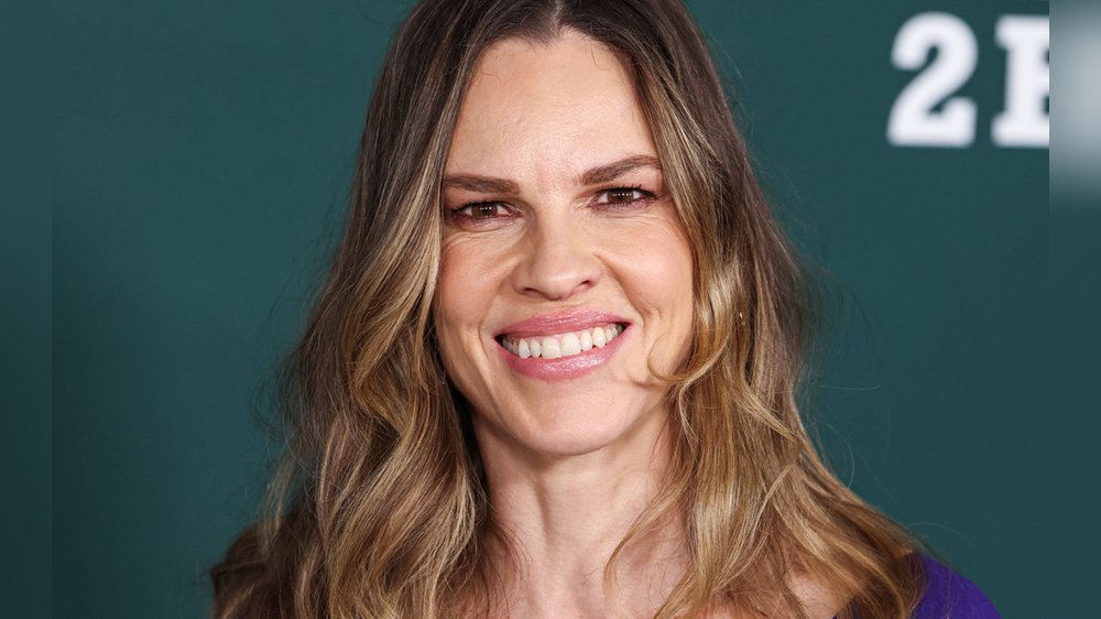 Hilary Swank teilt seltenes Foto mit Kind vor Weihnachtsbaum