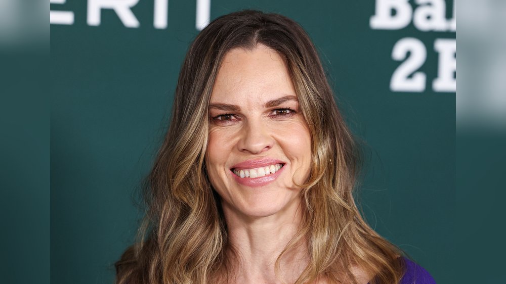 Mit 50 Mutter von kleinen Zwillingen: Hilary Swank fühlt sich “wie 30”