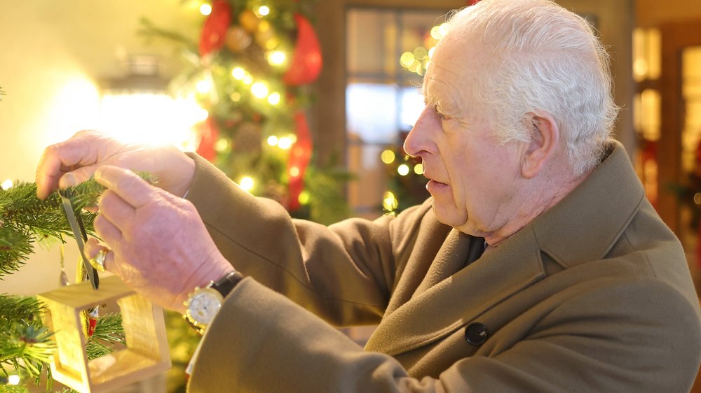 König Charles schmückt Weihnachtsbaum bei Charity-Event