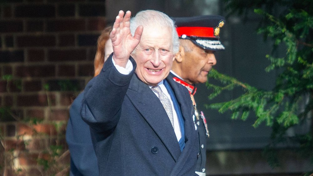 König Charles III. scherzt bei Auftritt in London: “Bin noch am Leben”