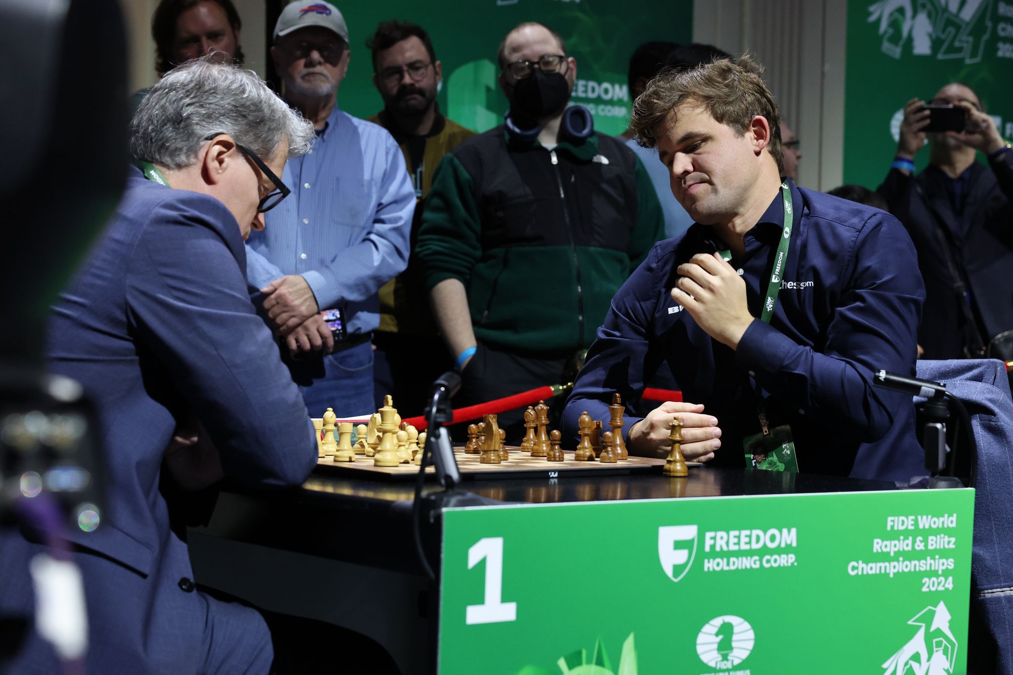 Carlsen erreicht Viertelfinale trotz Jeans-Eklat, droht Fide weiteres Ungemach