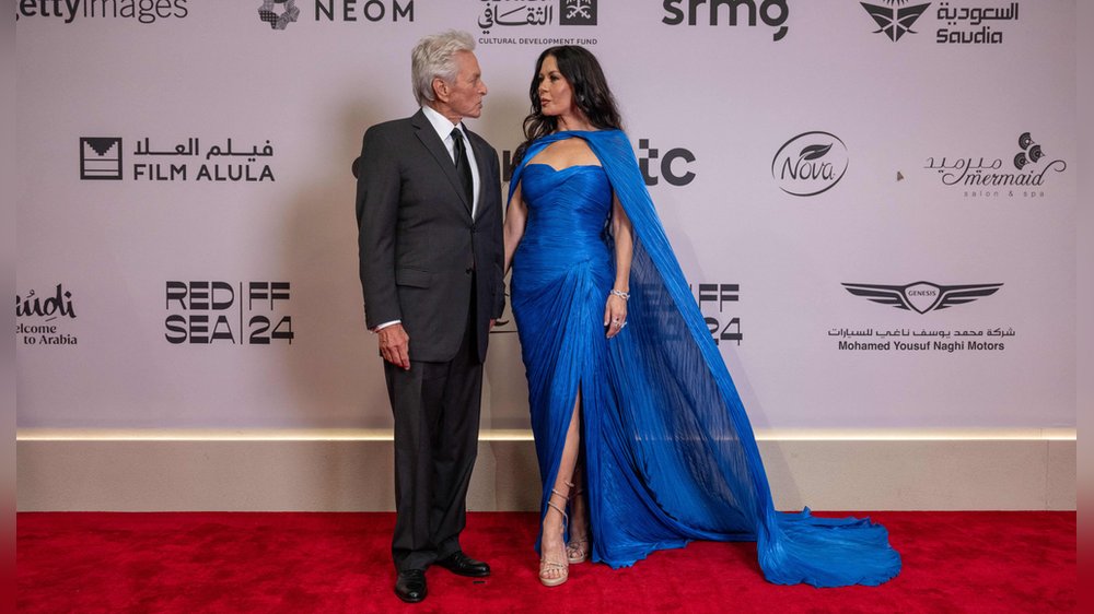 Catherine Zeta-Jones beeindruckt in Jeddah mit dramatischem Look