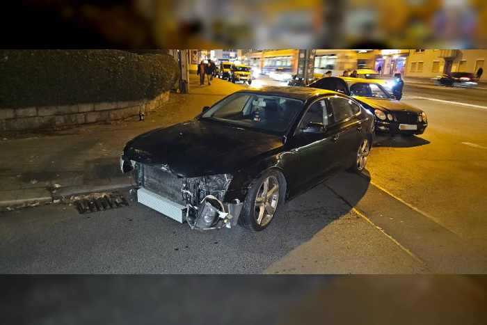 Unfall in Kassel-Mitte: Audi A5 mit gestohlenen Kennzeichen zurückgelassen