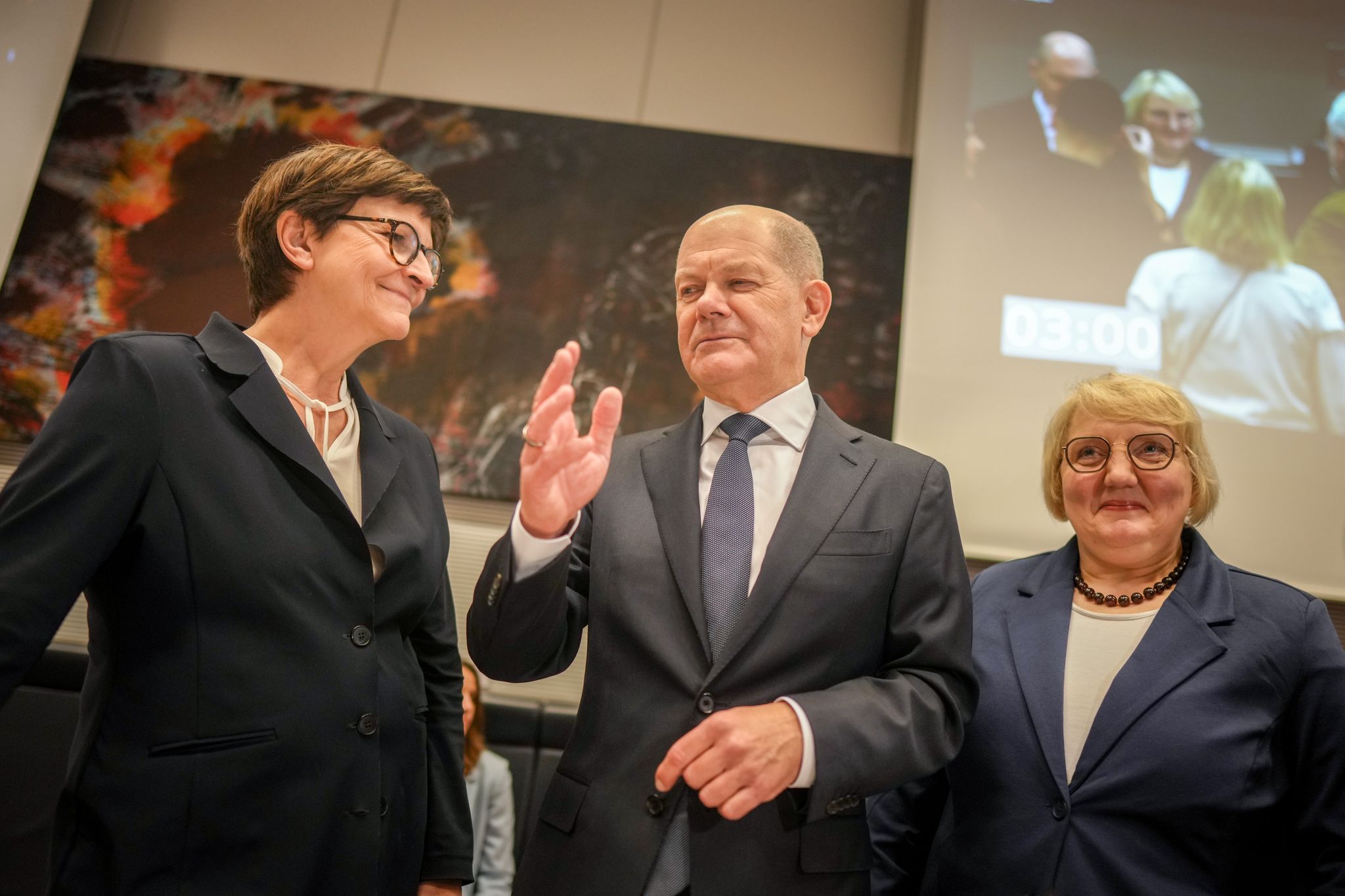 Peinliche Szene im Bundestag: Scholz lässt Esken stehen, SPD reagiert mit Humor