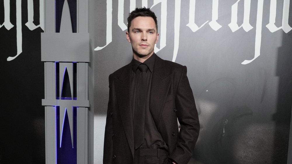 Nicholas Hoult wurde mit eingerahmter Penisprothese beschenkt