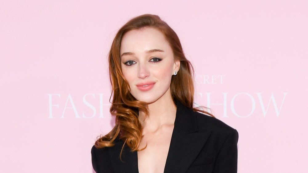 „Bridgerton“-Star Phoebe Dynevor entdeckt die 90er-Jahre für sich