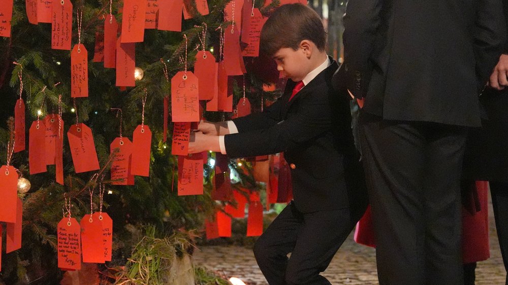 Bei Weihnachtskonzert: Prinz Louis hängt süße Botschaft an den Baum