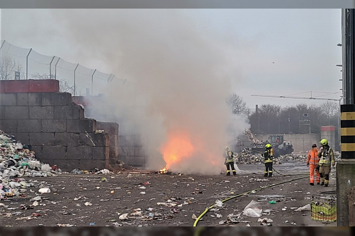 Halle: Brand in Müllentsorgungsbetrieb