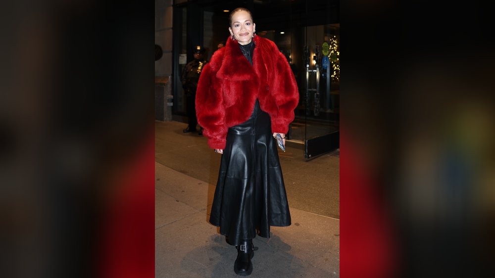 Rita Ora begeistert in Rot bei Vorveranstaltung in Manhattan